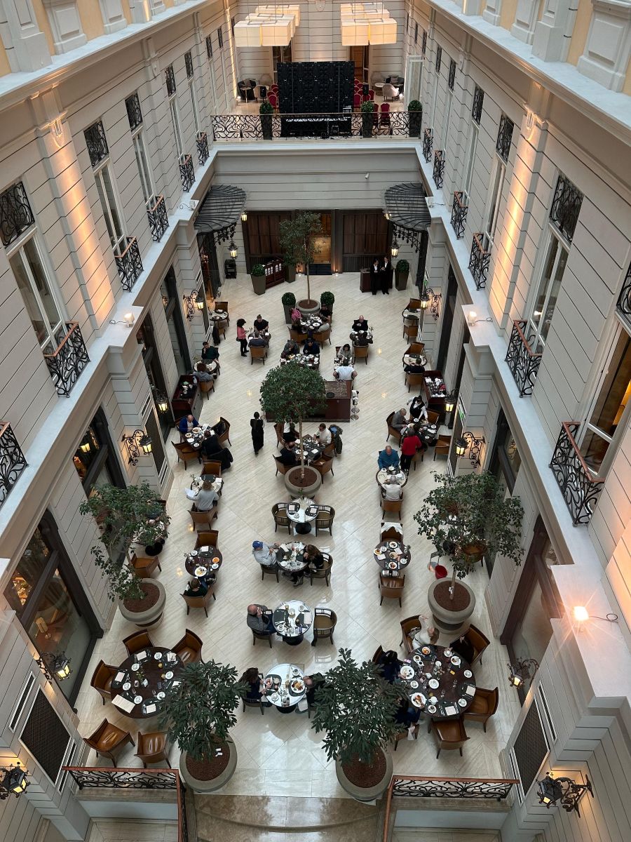 Terraza restaurante. Desayunos. Hotel Corinthia, Budapest