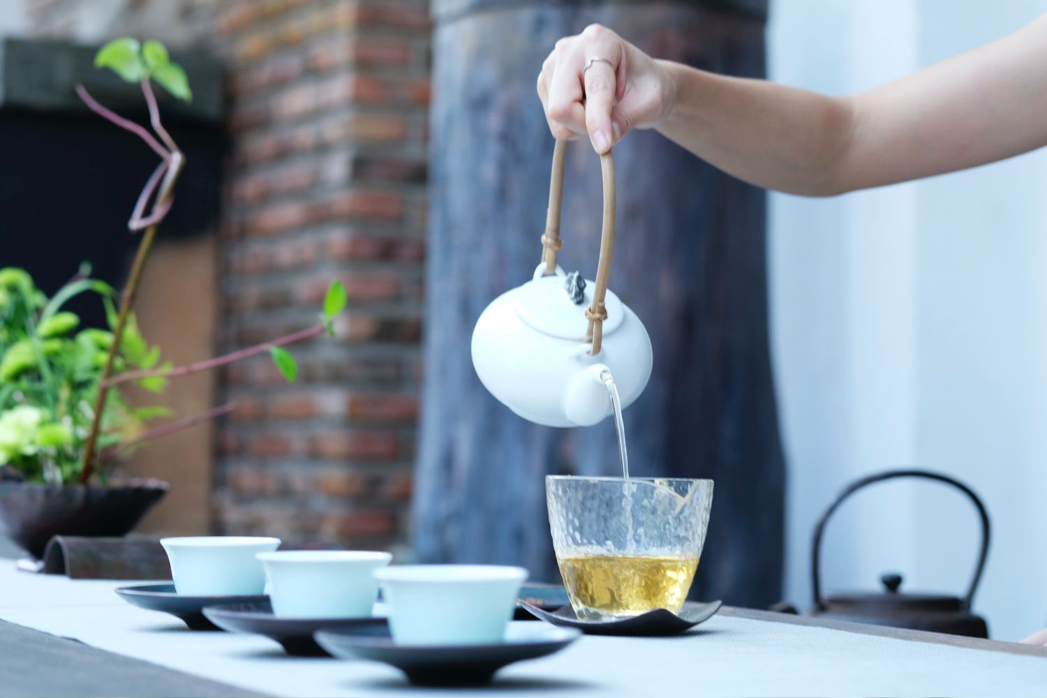 Taza de té servida con delicadeza para mindfulness