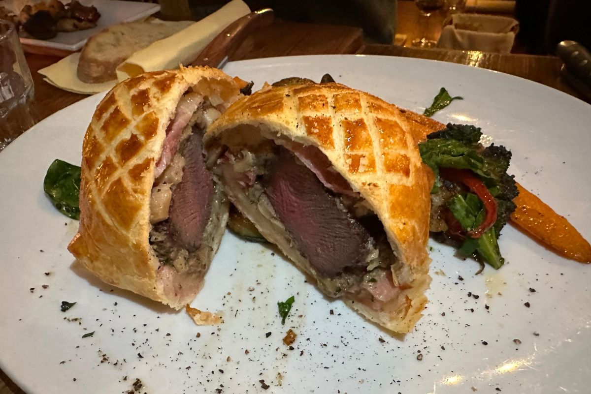 Szarvas gerinc Wellington, es un plato de carne de venado que se cocina envuelto en masa de hojaldre, similar a la preparación del clásico Wellington