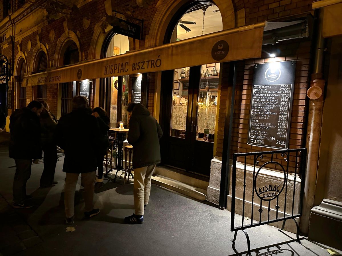 Fachada de Kíspiac Bisztró en Budapest con platos de cocina húngara tradicional