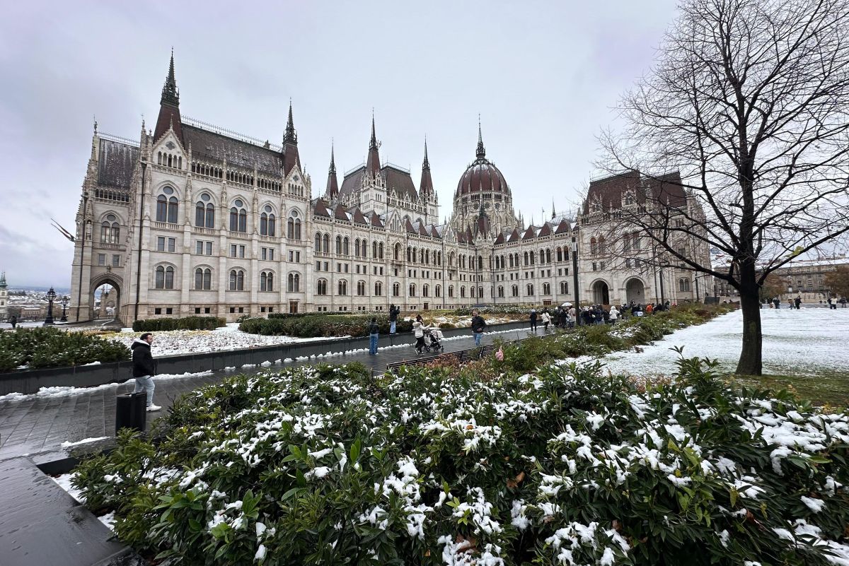 Vista del Parlamento de Budapest desde la orilla del Danubio