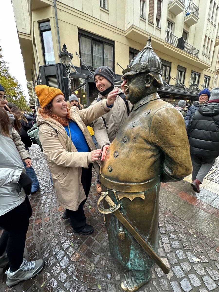 Estatua del policía con barriga en Budapest (Hungría)