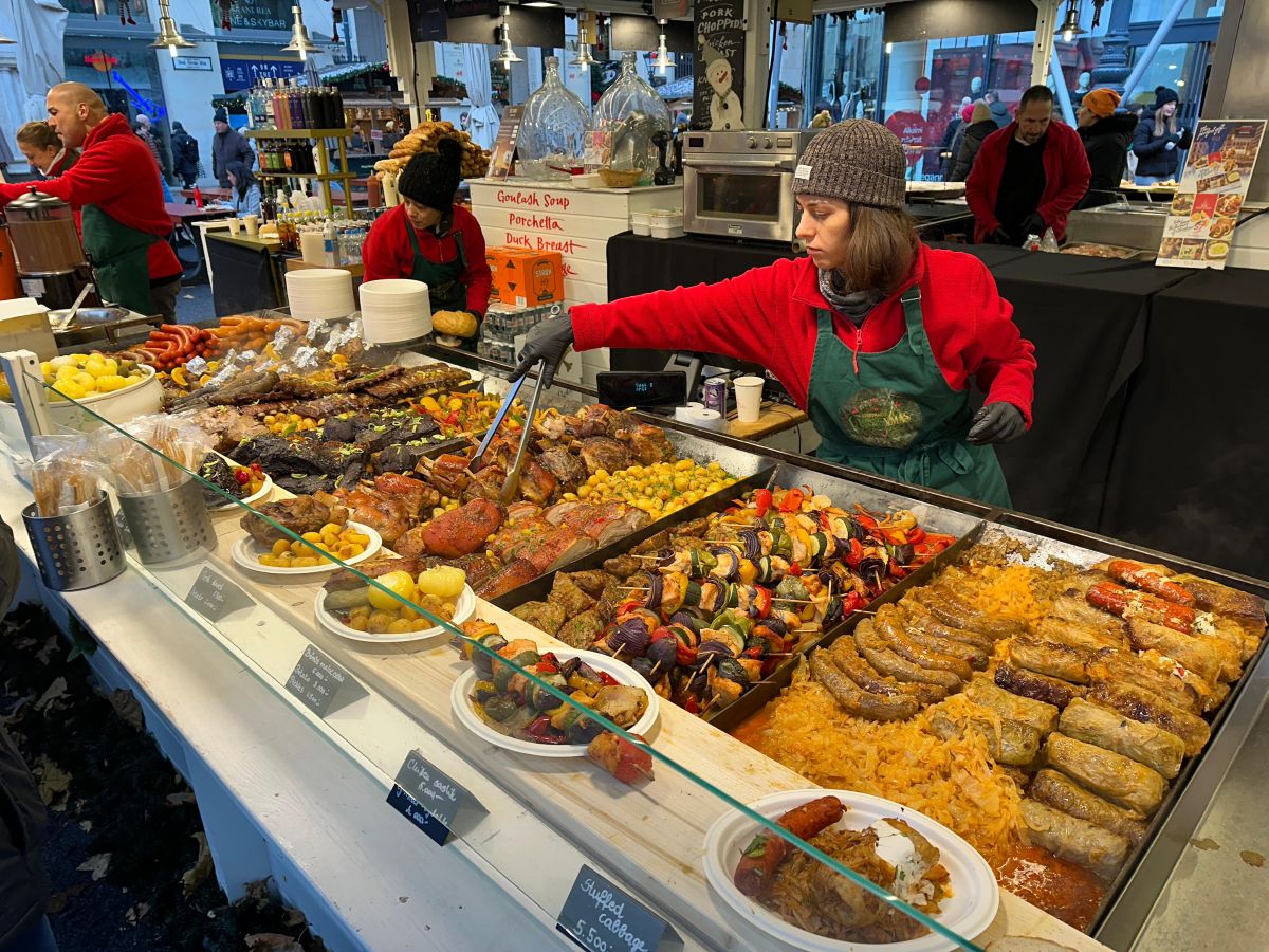 Gastronomía en puestos de la Plaza Vorosmarty. Budapest