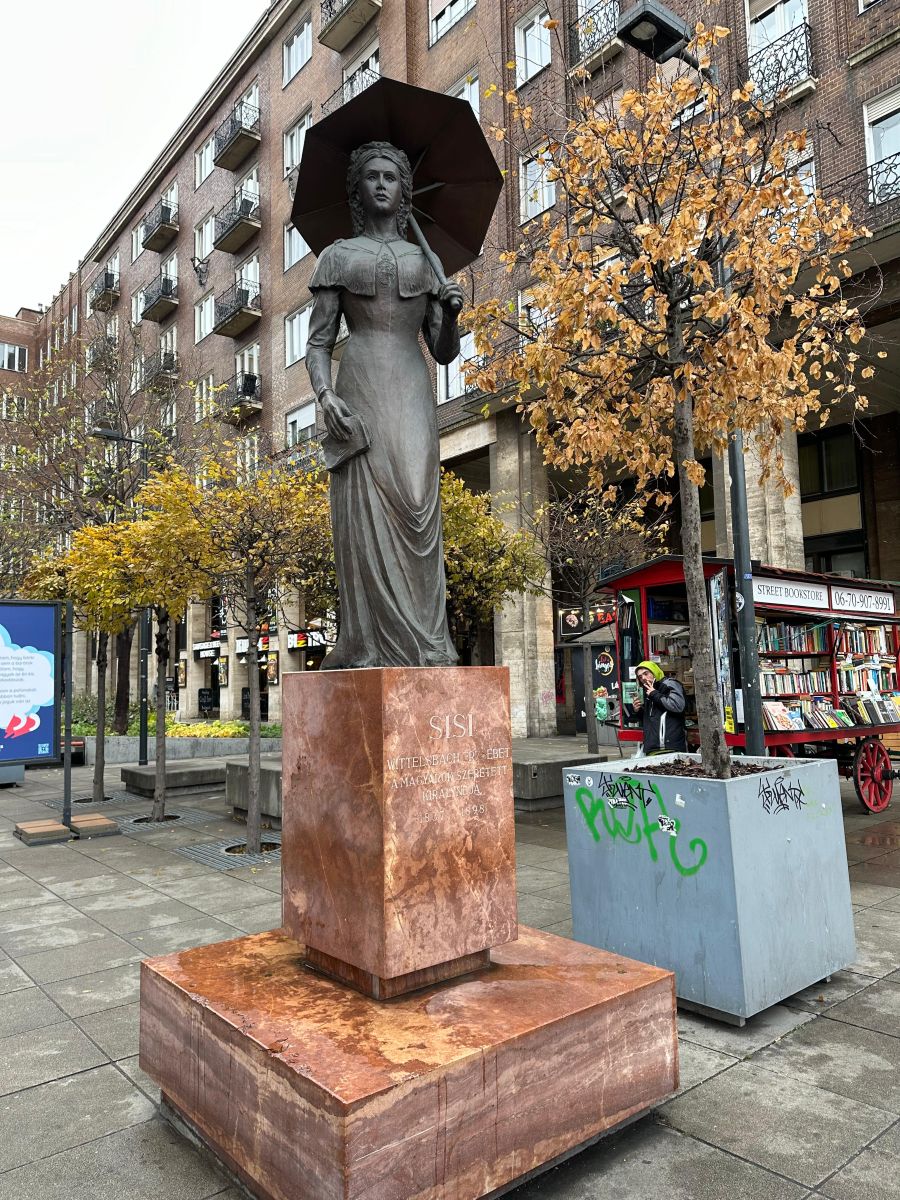 Estatua de Sisi Isabel de Baviera en Budapest. Madach Imre Square. Emperatriz de Austria y Reina de Hungría, en el Centro de Budapest