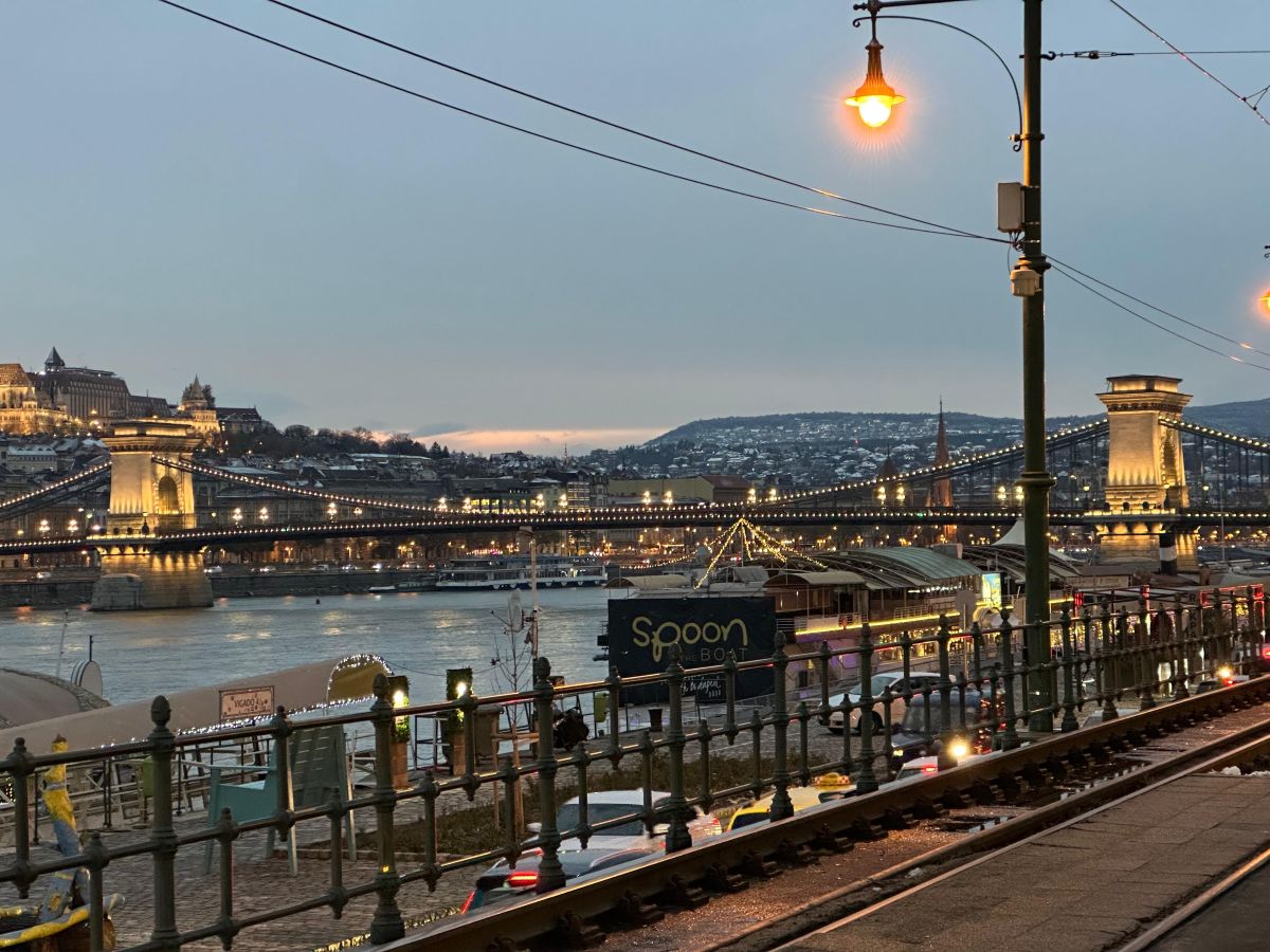 Vista del Puente de las Cadenas iluminado. Budapest.