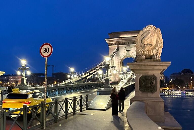 Puente de las Cadenas iluminado al anochecer en Budapest
