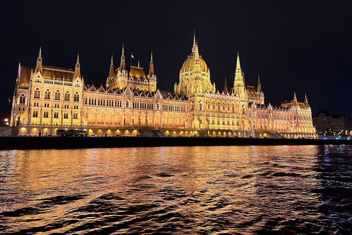 Vista del Parlamento de Budapest desde la orilla del Danubio