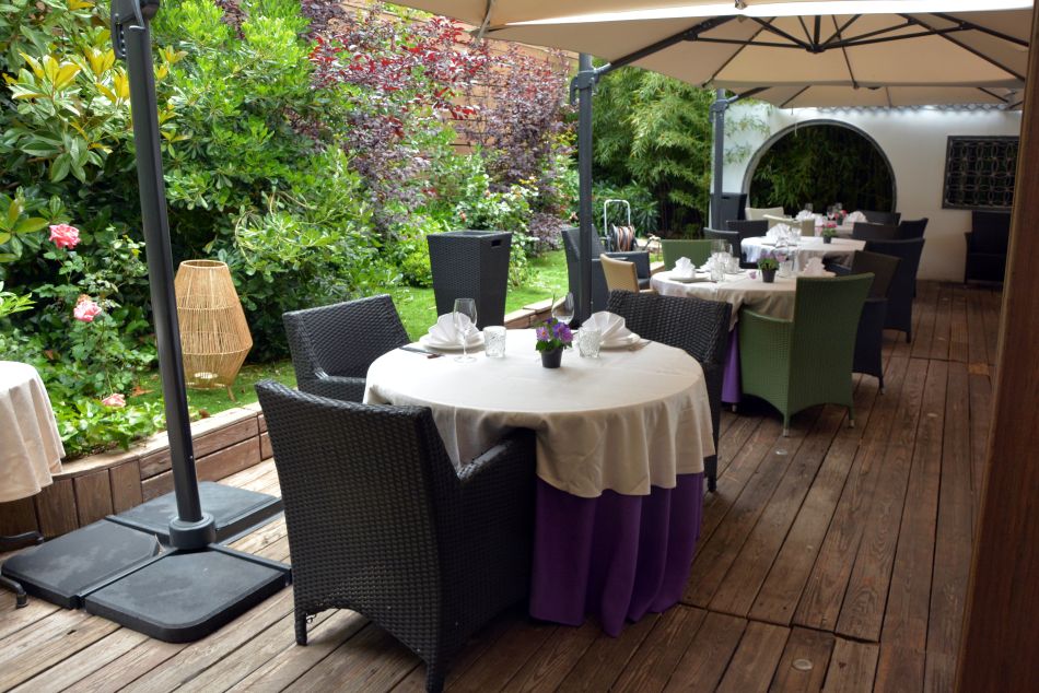 Terraza con jardín estilo chino en El Bund, restaurante asiático en Arturo Soria, Madrid.