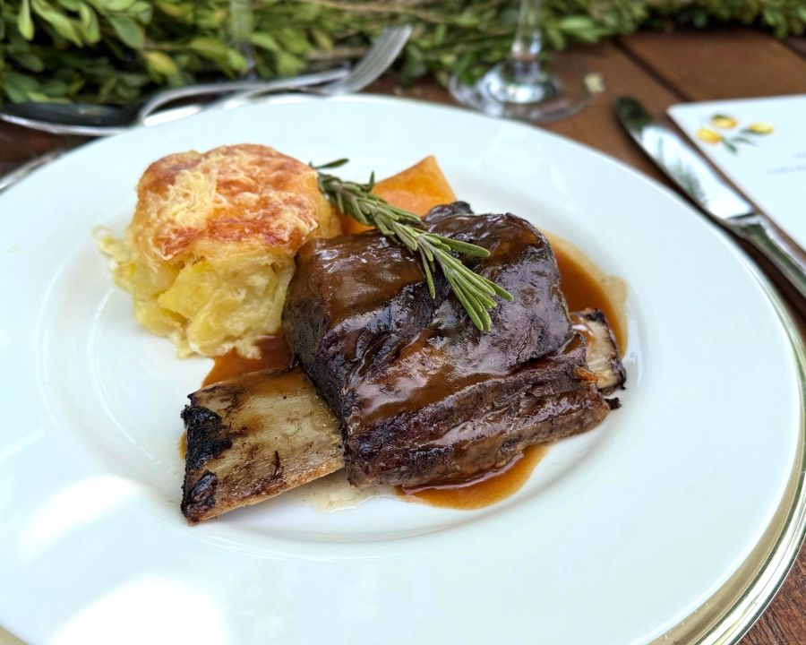 Costilla de wagyu con su salsa acompañado de patatas a la crema y crujientes de yema. El Laurel Catering. Finca Aal Cachucho.