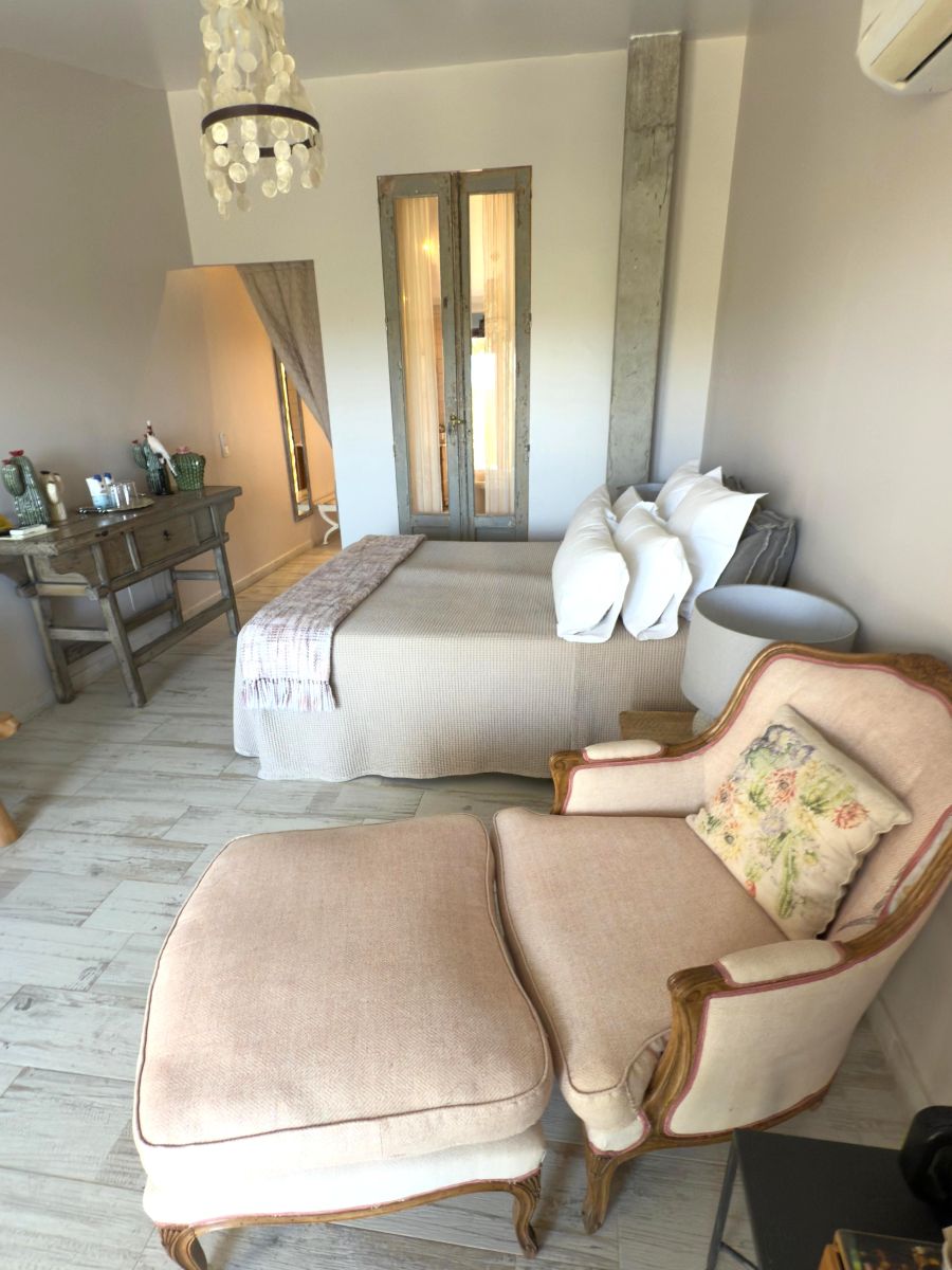 Detalle de una de las suites tematizadas con terraza privada en la Finca Aal Cachucho