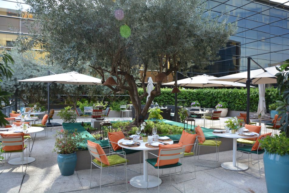 Restaurante Kokochin en Aravaca, Madrid, con terraza moderna y platos de fusión asiática.