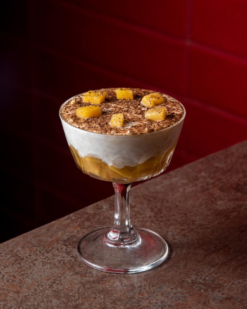 Versión de arroz con leche con leche de coco y mango encurtido, postre fusión
