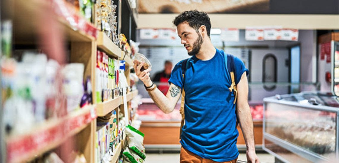 Chico comprando en el supermercado. Foto de Kantar