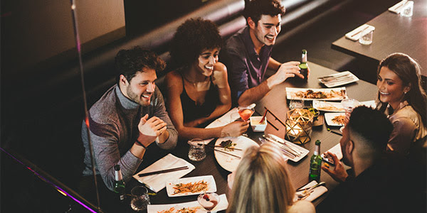 Gente comiendo en un restaurante en verano