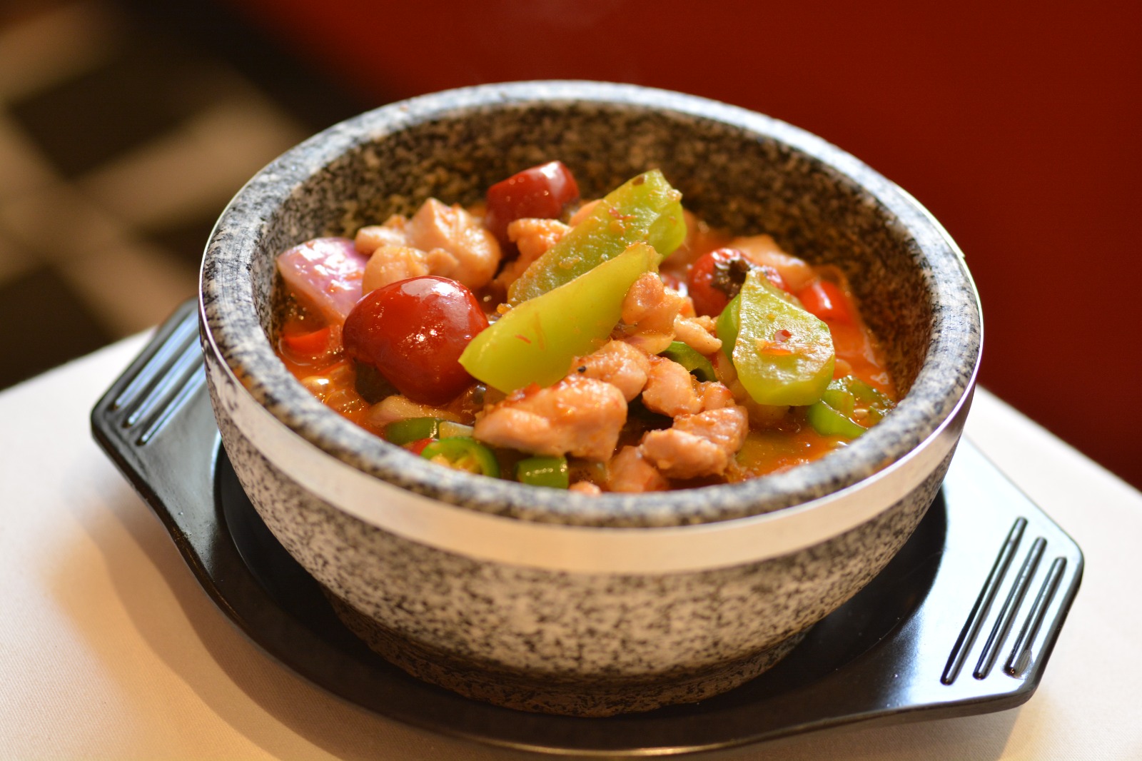 Cazuela de pollo salteado con pimientos encurtidos del restaurante Hutong.
