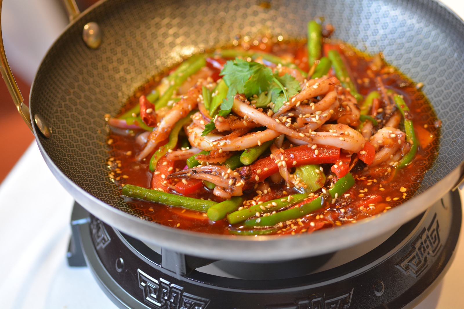 Calamares en salsa picante del restaurante Hutong en Madrid.