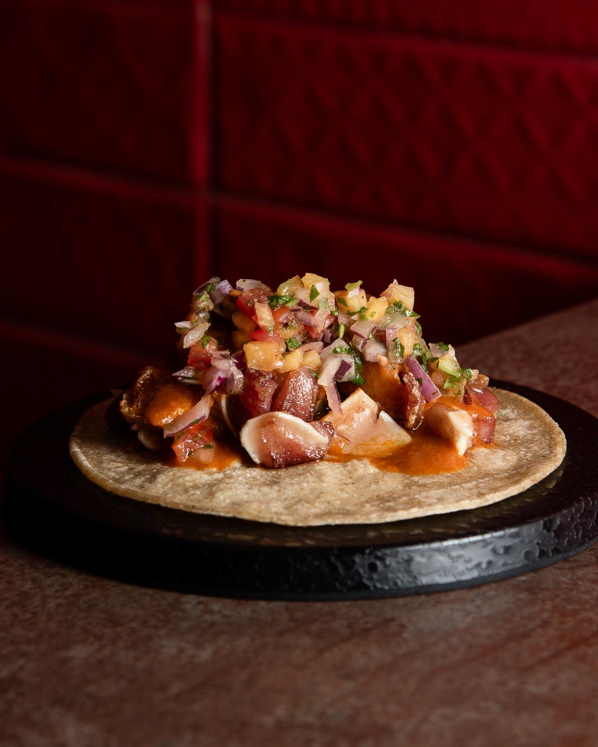Taco de oreja con salsa brava y pico de gallo del menú #a4palmas