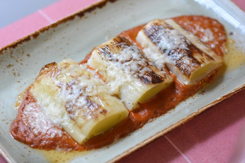 Puerro asado a baja temperatura con salsa romesco y parmesano. Dantxari