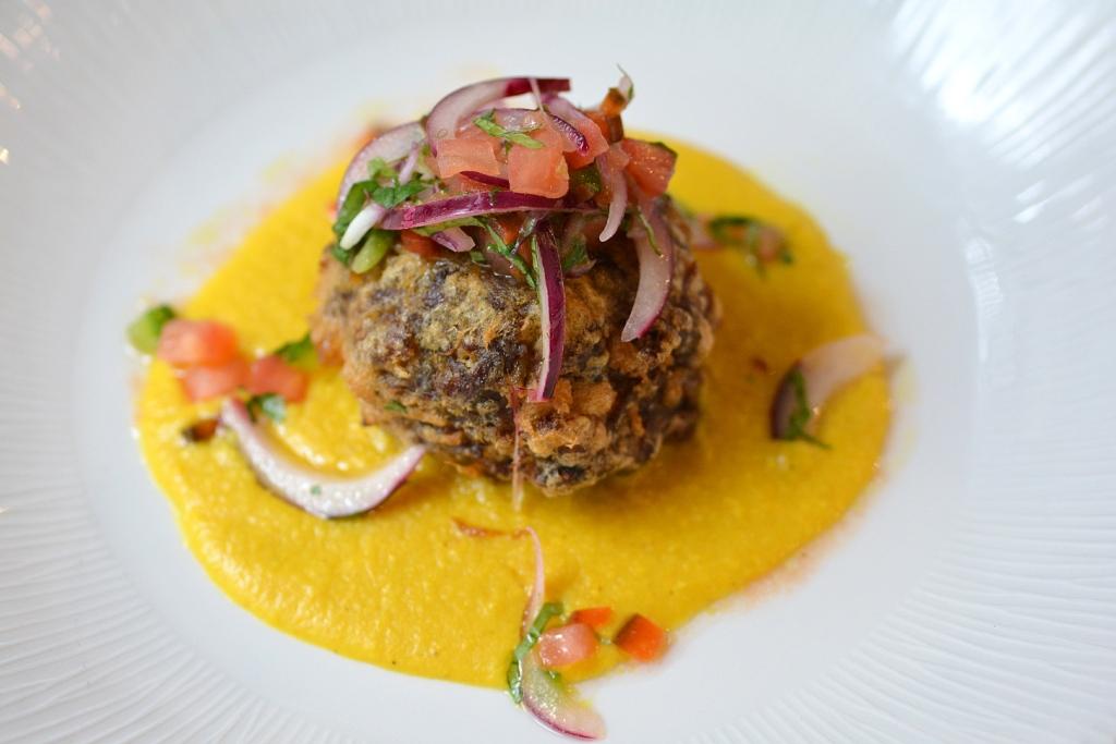 Rabo ruso sobre una crema de maíz y pico de Gallo. Restaurante Dantxari.