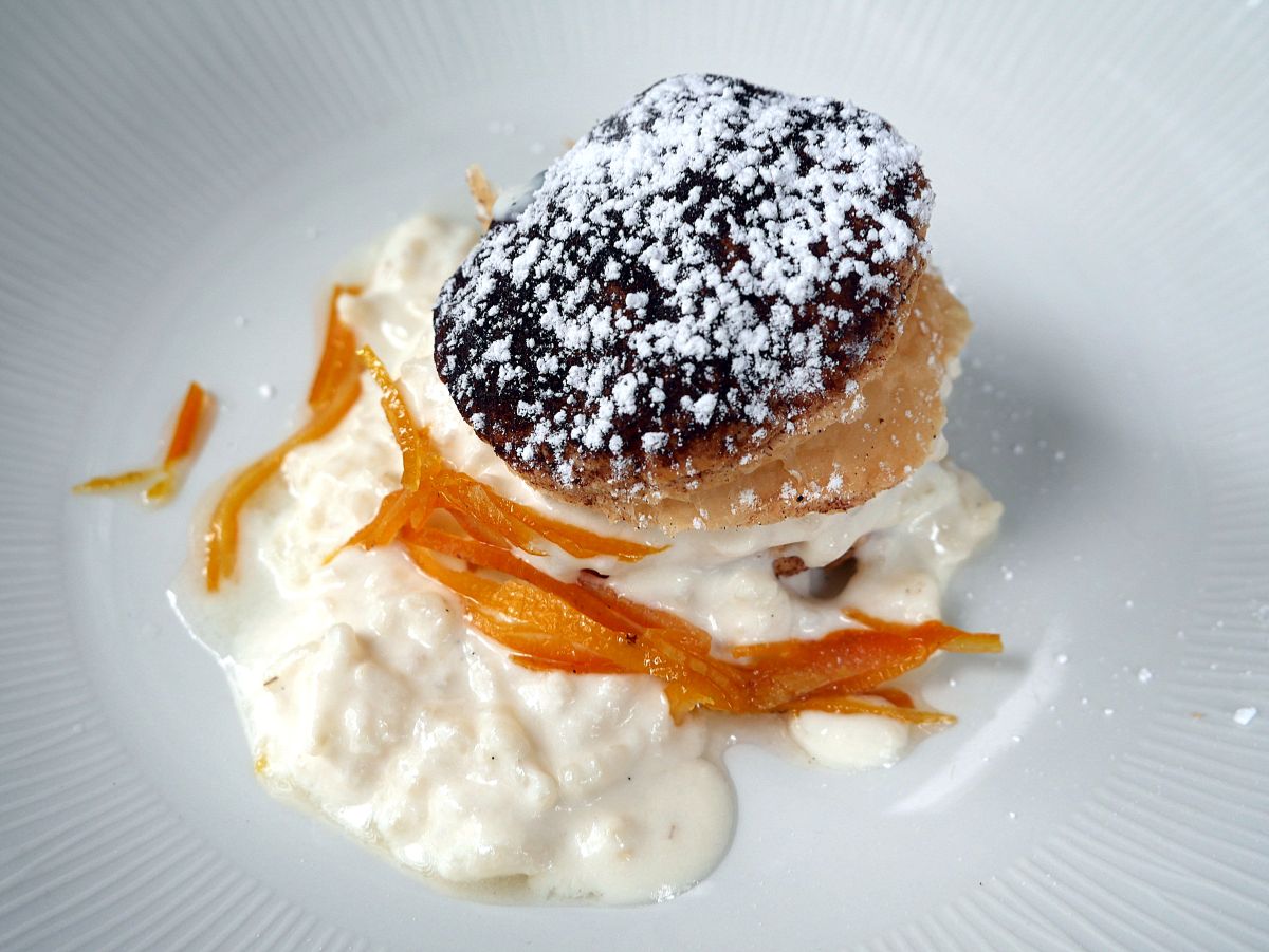 Postre artesanal. Hojaldre de canela con arroz con leche.