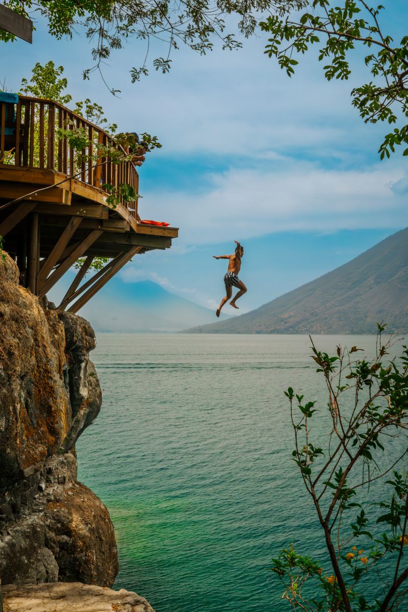 "Vista panorámica del Lago de Atitlán desde el mirador de Sololá, con los volcanes Tolimán y Atitlán al fondo."