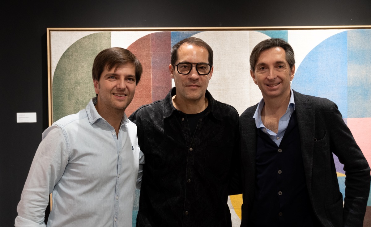 Los hermanos Agustín y Rodrigo Ruíz Coca flanquean al artista alemán Hendrik Zimmer en la inauguración de la exposición.