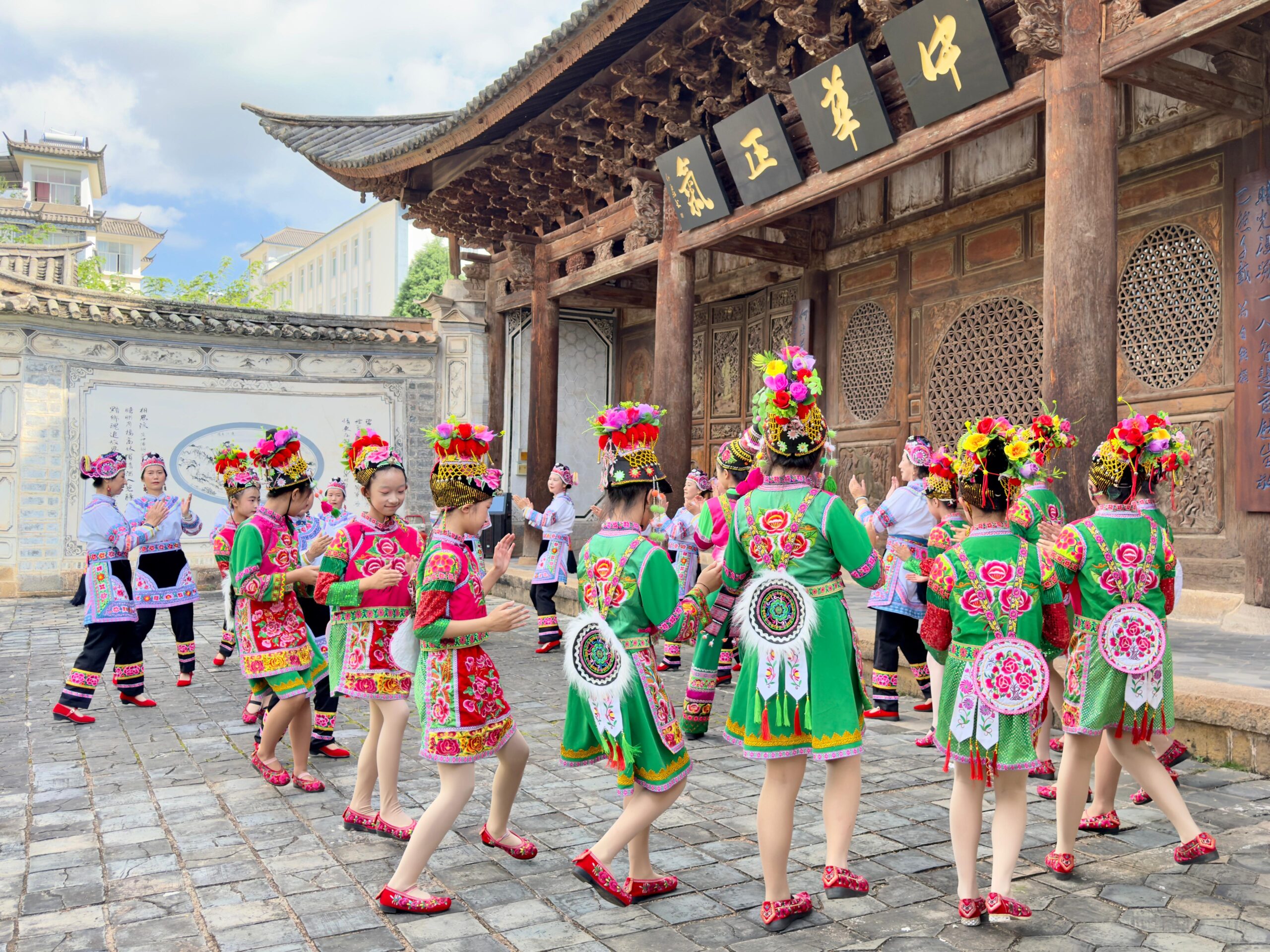 Weishan está situada a 52 km al sur de Dali en la provincia de Yunnan, China. 