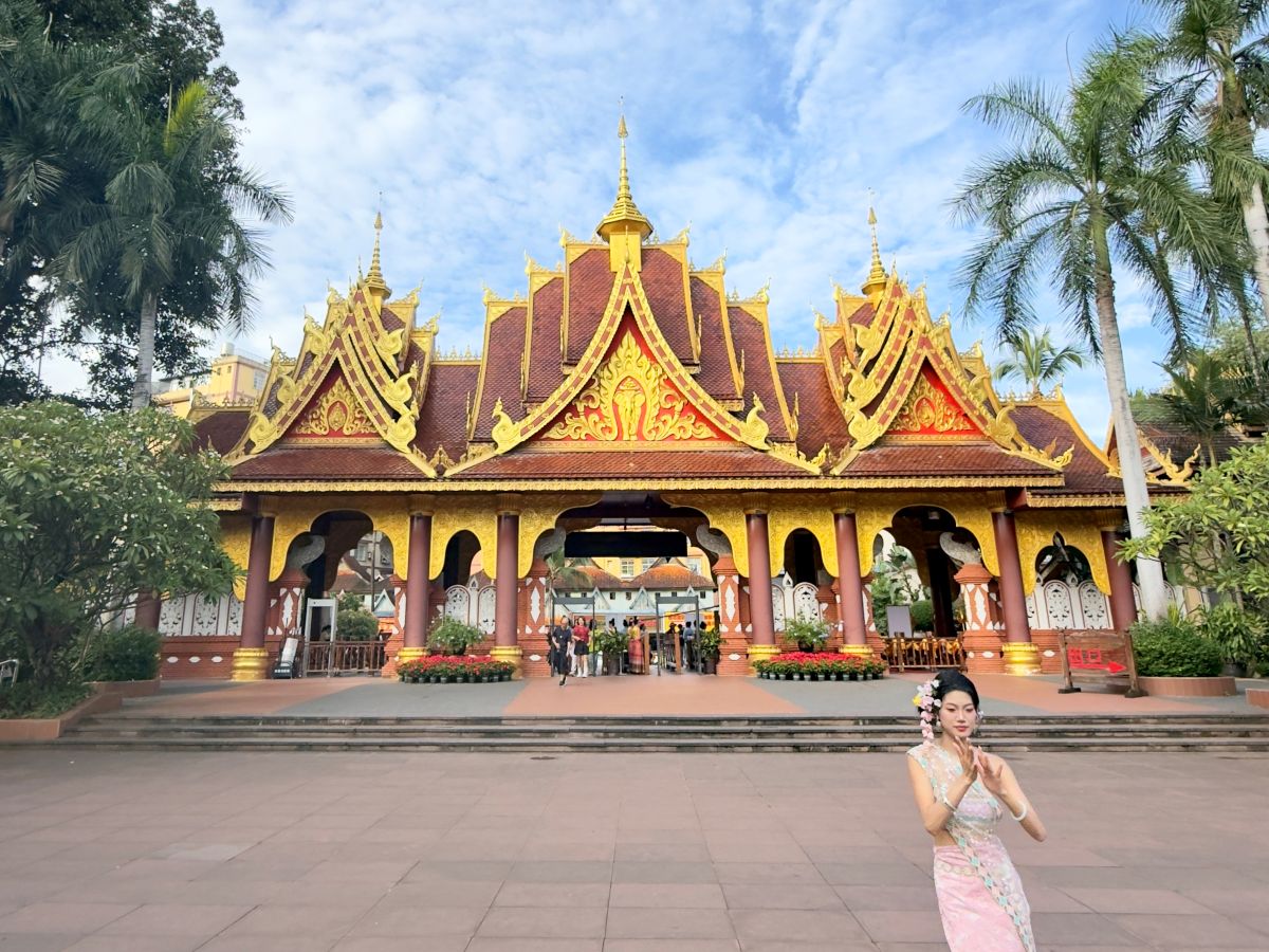 Pagodas doradas en Xishuangbanna, Yunnan. China.