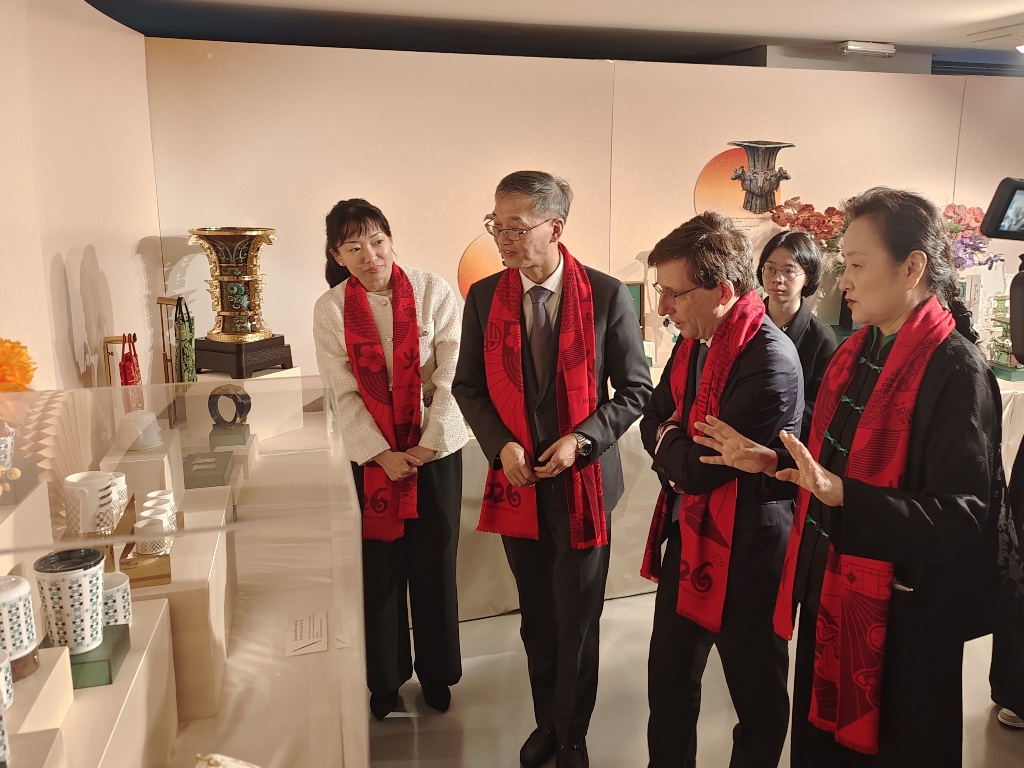Exposición La Antigua China en Nuevas Creaciones. El alcalde de Madrid junto a representantes de la Embajada de China y del Centro Cultural de China en Madrid.