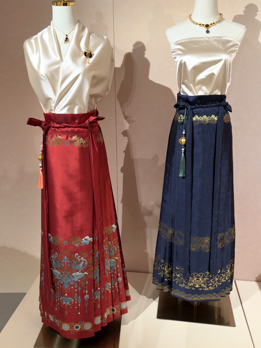 Exposición La Antigua China en Nuevas Creaciones. Faldas china estilo hanfu dinastia Ming en la Exposición "La China antigua en nuevas creaciones"