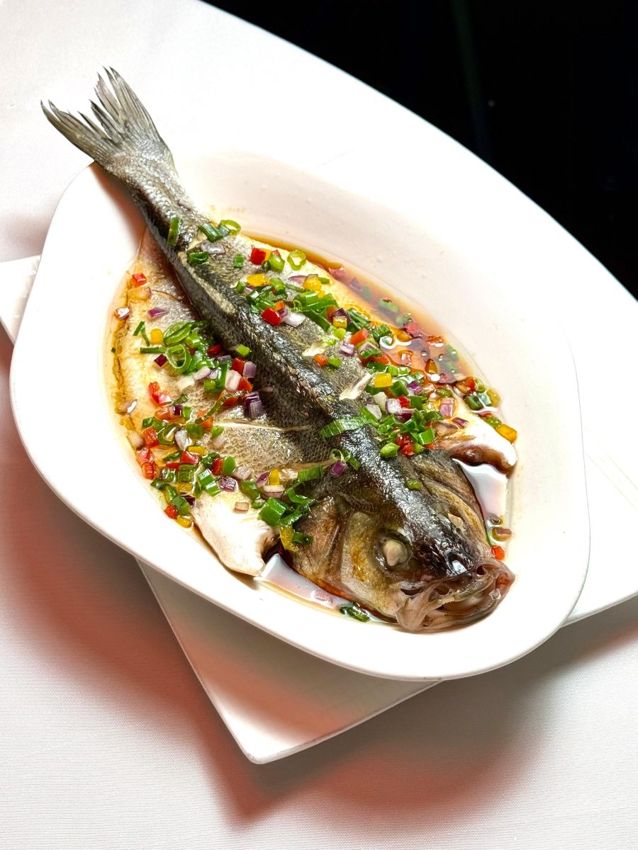 Lubina al vapor con jengibre y cebollino. The Palace Hotel Madrid by El Bund. China Taste 2026