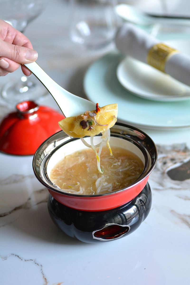 Plato típico chino para invierno. Sopa de empanadilla de huevo con vieiras secas y verduras.