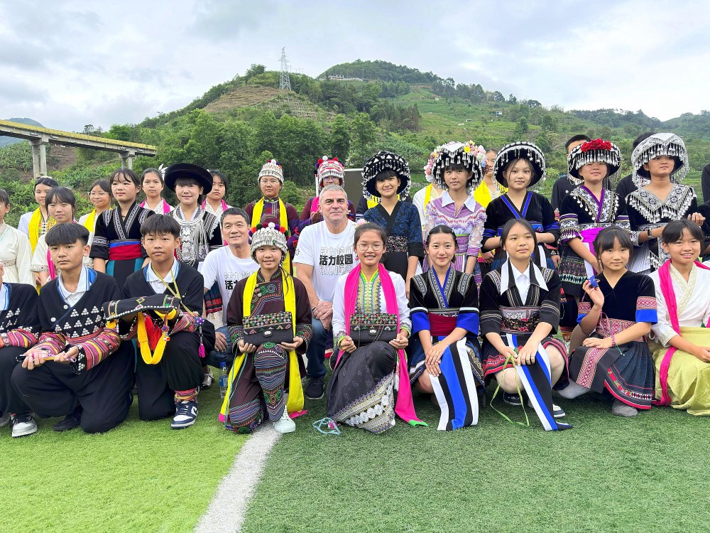 Sanchís con los niños de Secundaria, vestidos con trajes típicos representando las distintas etnias que conviven en Yunnan. Condado de Jinjing.