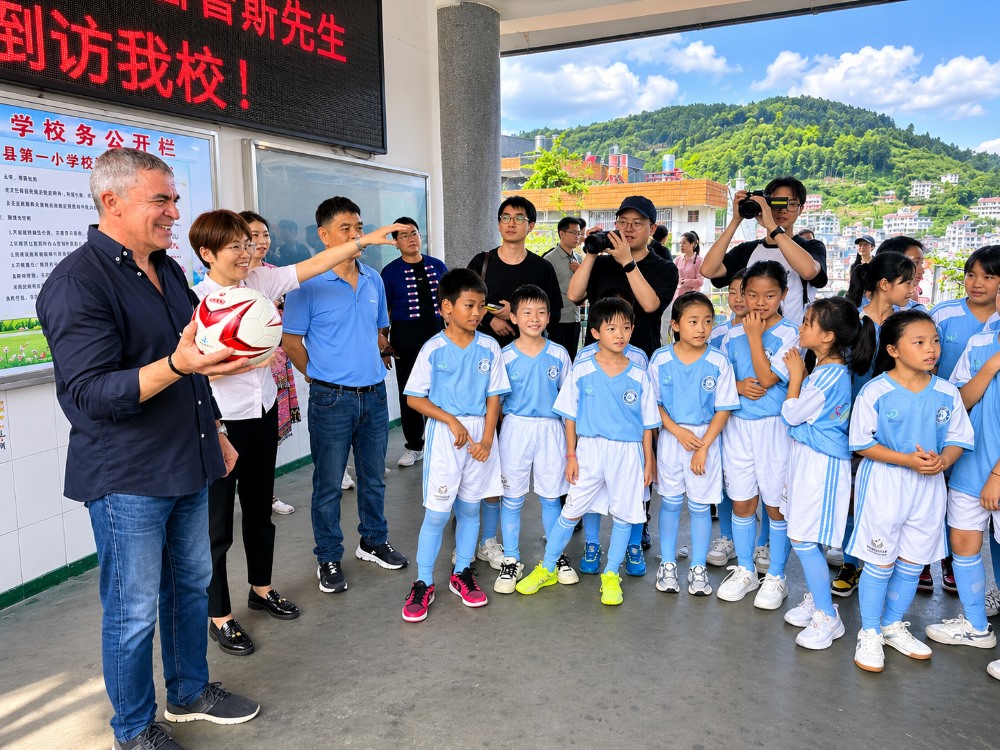 Sanchís visitó la Escuela Primaria de la Amistad China-Guinea Ecuatorial