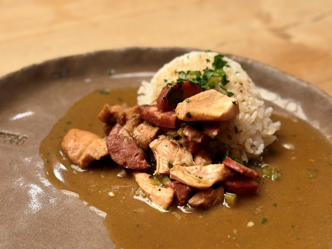 Gumbo, guiso típico de Louisiana de pollo y chorizo servido con arroz.