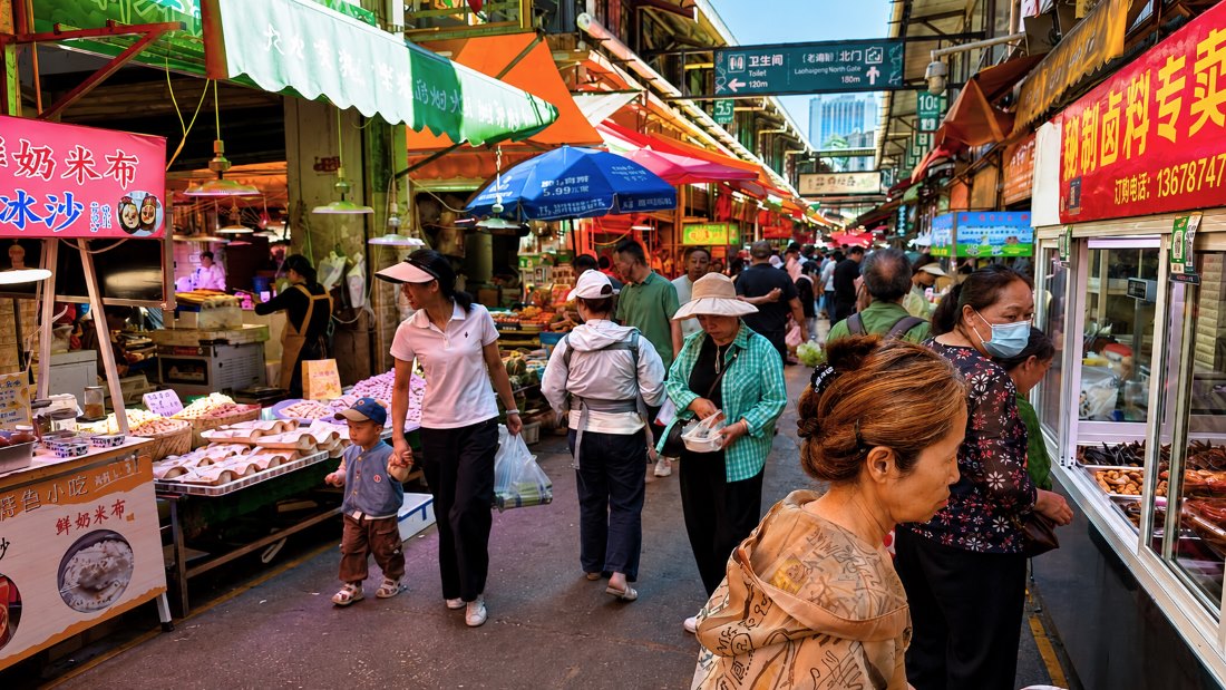 El Mercado Zhuanxin (o Daguan Zhuanxin) es el mercado húmedo (agricultores) más grande e influyente de Kunming.