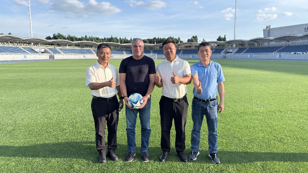 Manolo Sanchís visita Haigeng Sports Training Base, considerada una de las instalaciones deportivas más importantes de China.