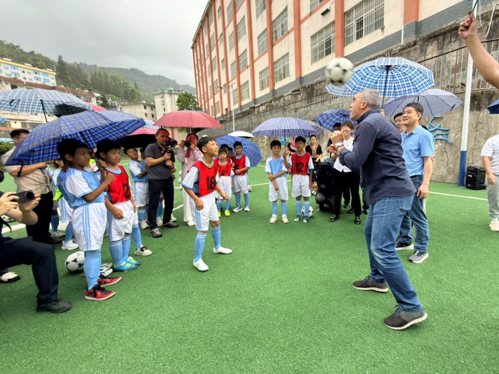 Manolo Sanchís durante su visita a Yunnan compartiendo una jornada deportiva con jóvenes futbolistas chinos.