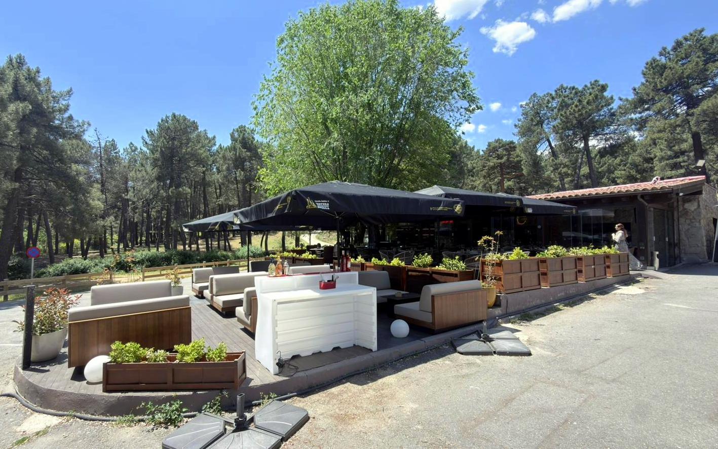 Terraza y entorno natural del restaurante RUGE junto al embalse de La Jarosa en Guadarrama.