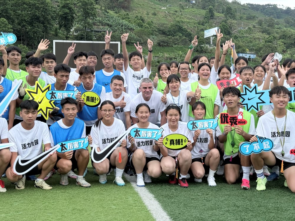Manolo Sanchís en con el equipo masculino y femenino de futbol de la Escuela Secundaria Nº1 del condado de Jinping / Laura G.Morey